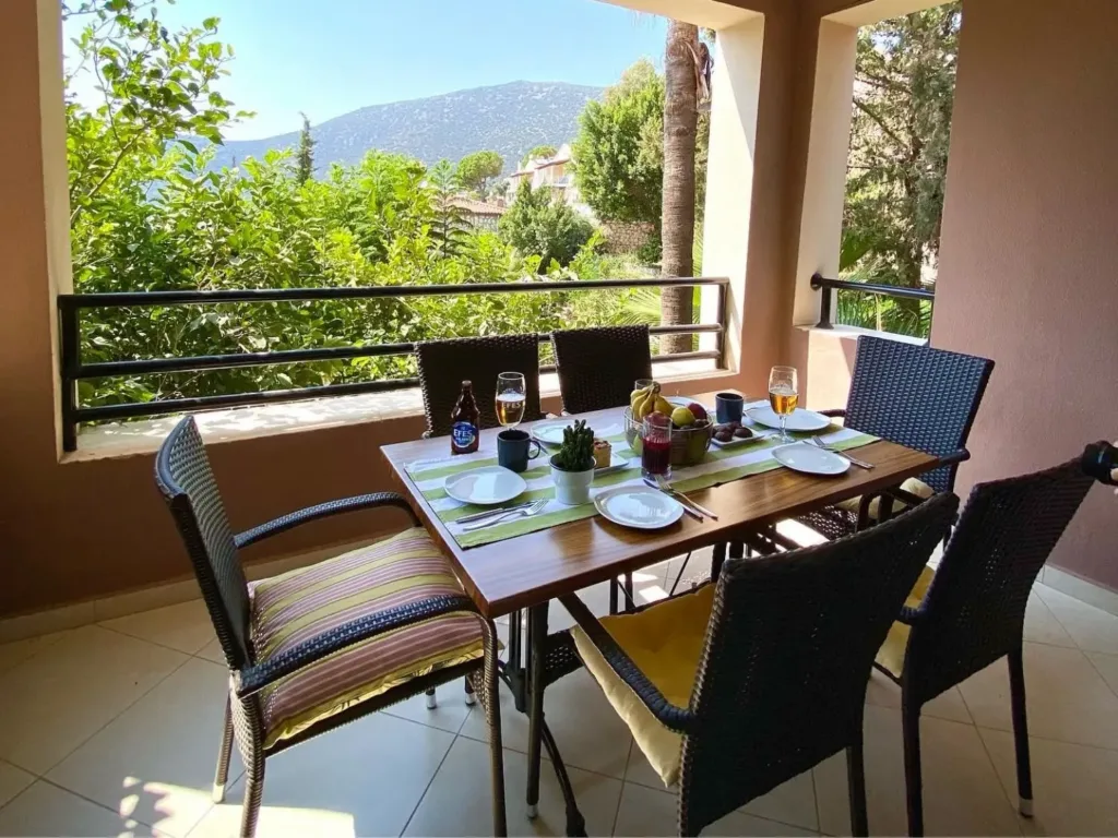 cottage_balcony_dining