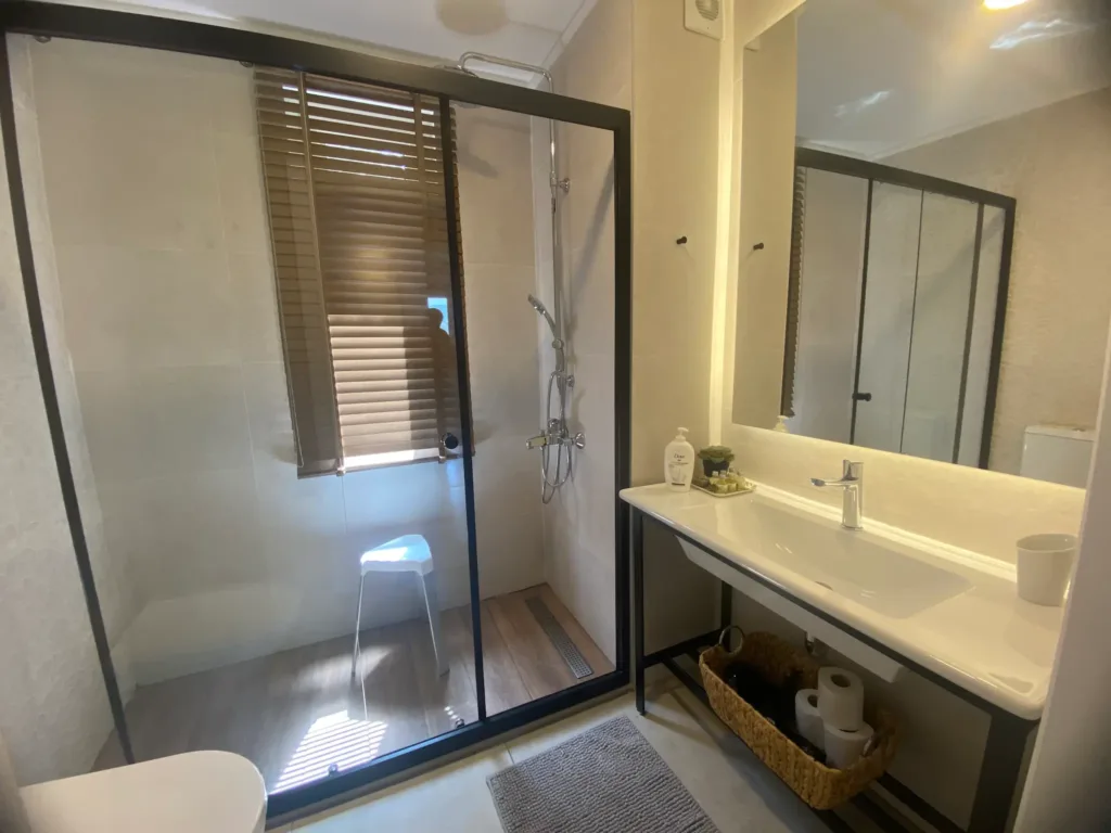 cottage_bathroom_w